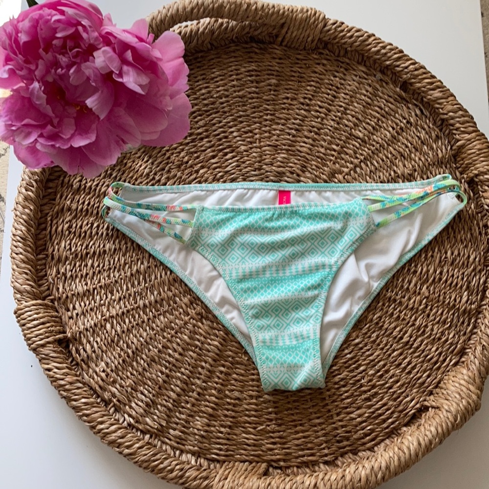 Victoria Secret three strap bikini bottoms!🍍
